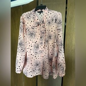 Long-sleeve pink floral top with tie neck | plus size workwear | office clothes